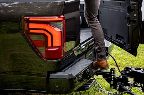 Portón trasero equipado en Ford Lobo 2025, que te permite subir con facilidad